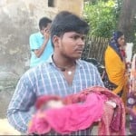 मृत नवजात के साथ परिजन