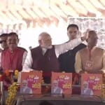 नरेंद्र मोदी ने जनता का अभिवादन स्वीकार किया।