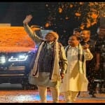 पीएम मोदी का दिल्ली बीजेपी कार्यालय में फूलों से स्वागत किया गया।