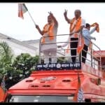 परिवर्तन यात्रा रथ पर सवार विधायक बृजमोहन अग्रवाल, सांसद सुनील सोनी