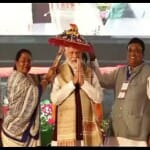 नेता प्रतिपक्ष नारायण चंदेल और सांसद गोमती साय ने खुमरी पहनाकर प्रधानमंत्री का स्वागत किया।