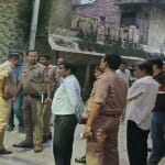 जांच करती पुलिस।