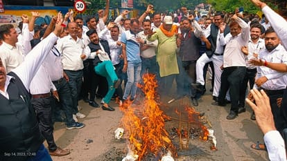 Advocates burnt effigy of UP government in protest against Hapur lathicharge