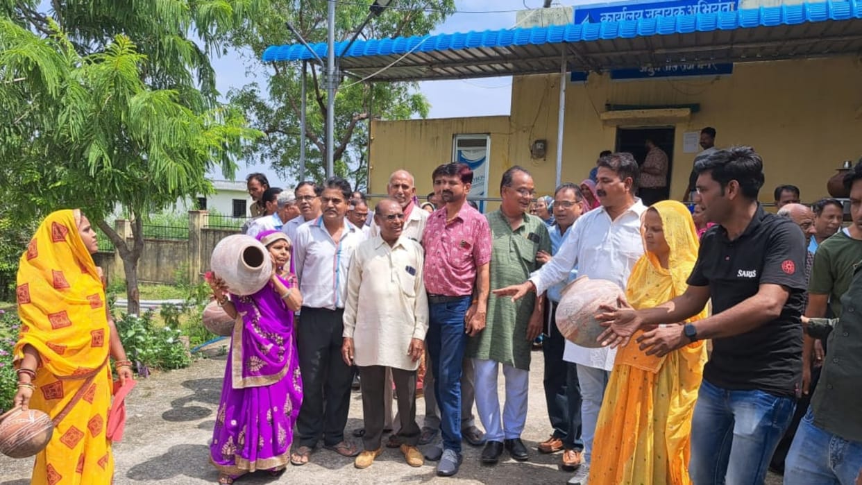 Ajmer News Area residents demonstrated by breaking pots over water problems in Dholabhata