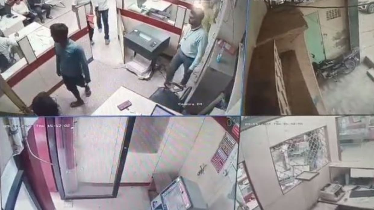 Alwar Crime Loot of Rs 6.83 lakh in PNB Bank located at Garhi Sawairam police blocked