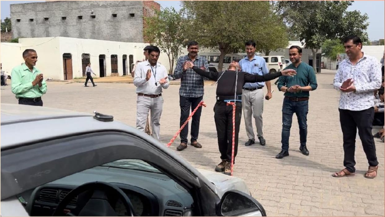Amazing feat of Steel Man: Wrestler Bijendra pulled Alto car with his eyes in Bhiwani