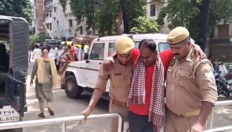 criminal carrying a reward of Rs 25,000 was injured in a police encounter, had stolen Rs 7.5 lakh three days a