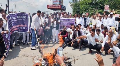 Hapur lathicharge kaand There is anger among advocates of Purvanchal effigies burnt at many places,