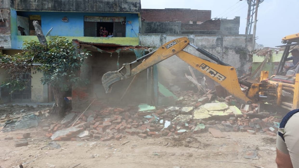 Baghpat: Railway department has demolished 20 shops by bulldozers
