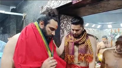 Ujjain: महाकाल के दर पर रेसलर सौरव गुर्जर, बोले- लोग सनातन को जाने इसलिए रिंग में रुद्राक्ष पहनकर उतरता हूं Ujjain: Wrestler Saurav Gurjar reached Mahakal temple, said - People should know Sanatan