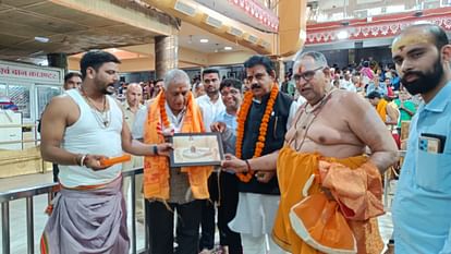 Ujjain Mahakal: बाबा महाकाल की शरण मे पहुंचे केंद्रीय मंत्री जनरल वीके सिंह, गर्भगृह के बाहर से किया पूजन General VK Singh reached the shelter of Baba Mahakal, worshiped from outside the sanctum sanctorum.