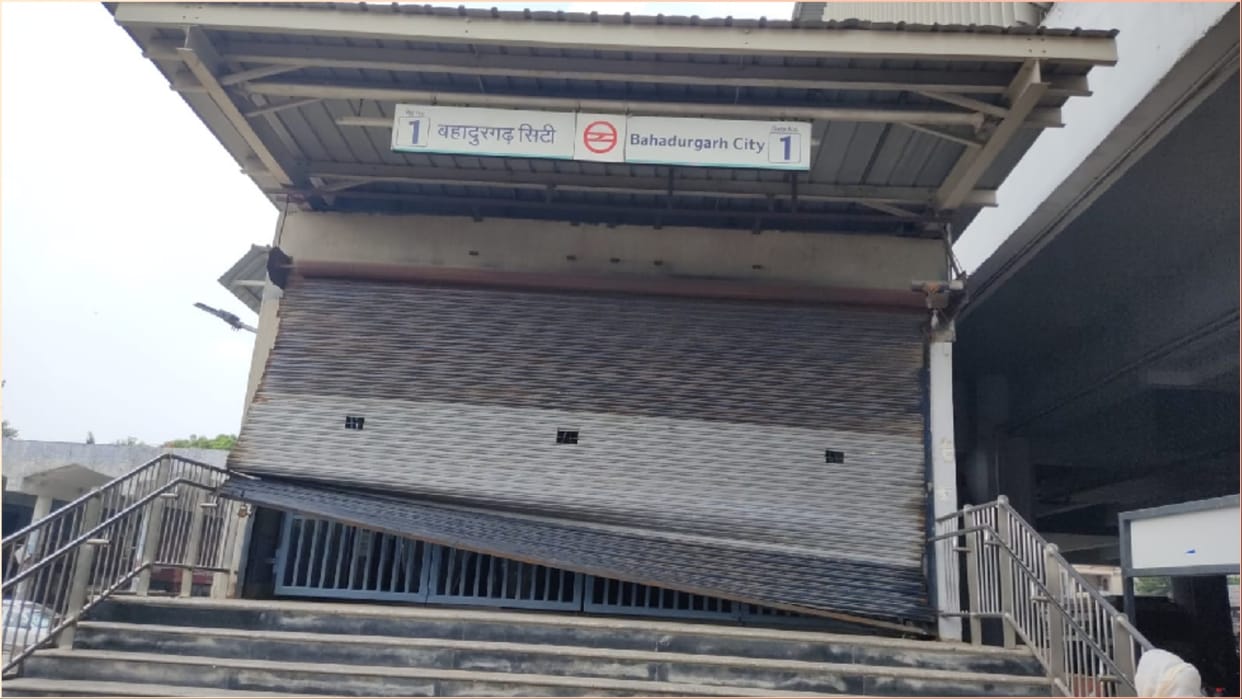 Bahadurgarh: Shutter on the gate of the metro station suddenly broke and fell