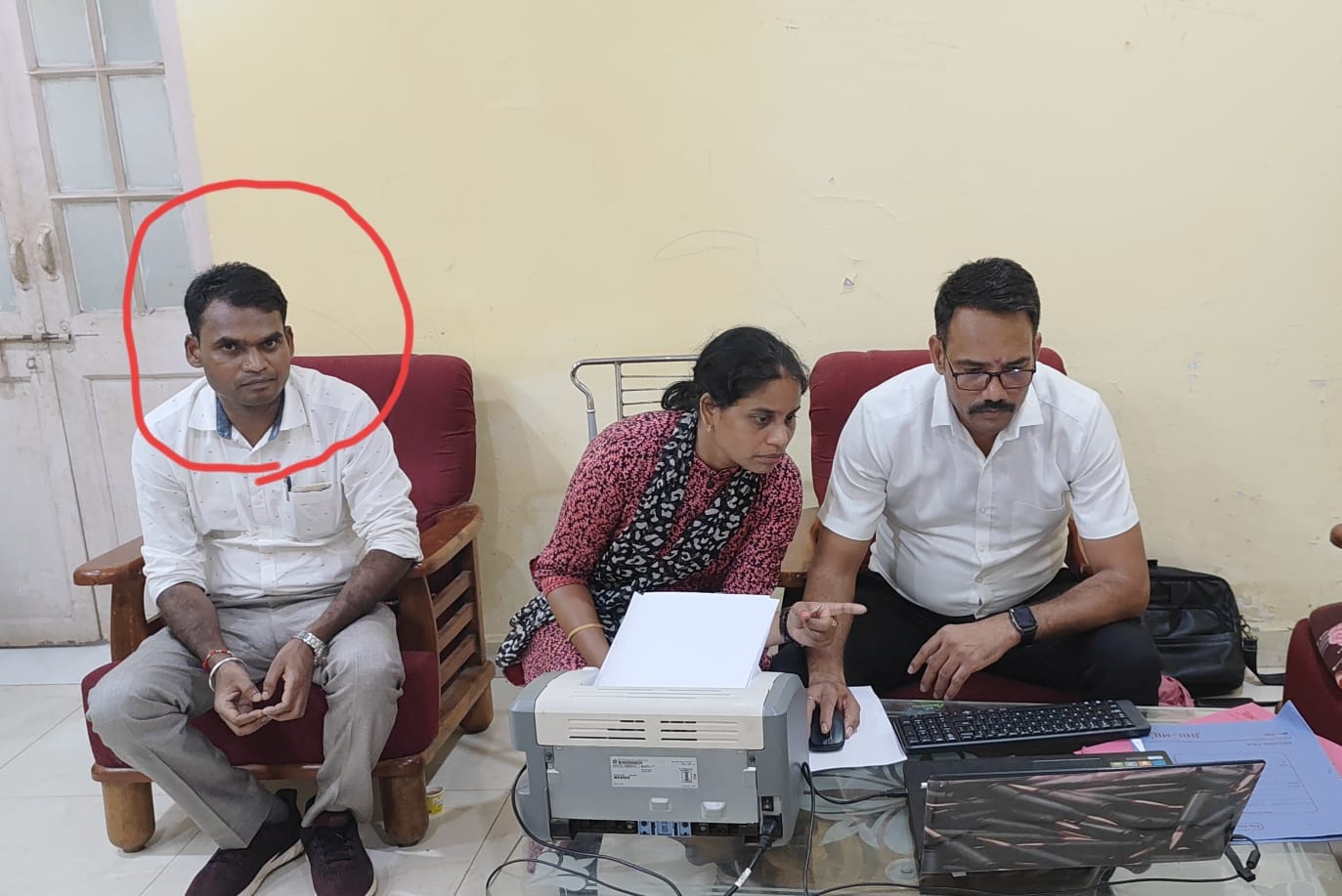 बालाघाट के सीएमओ को रिश्वत लेते गिरफ्तार किया है.