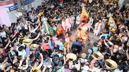 देव आस्था: महाकाली मंदिर परिसर में देवताओं और आसुरी शक्तियों के बीच बराबरी पर चल रहा युद्ध, दहकते अंगारों पर Dev Aastha: There is an equal war going on between the gods and the demonic powers in the temple premises, Gur
