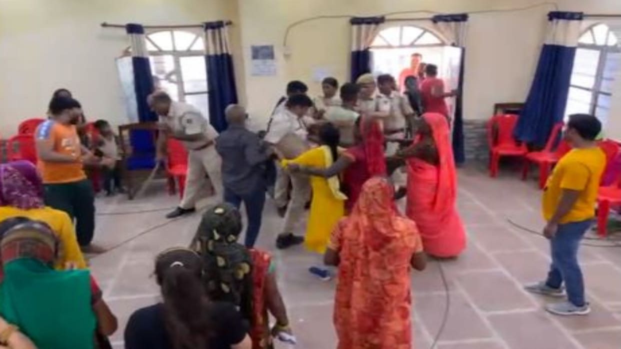 Dholpur News Constable beats up youth in free mobile distribution camp SP lines up