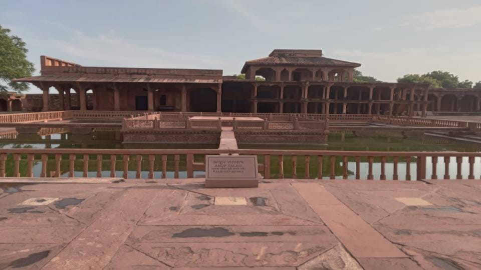 Mosquitoes are breeding in pond built in Fatehpur Sikri Memorial Agra