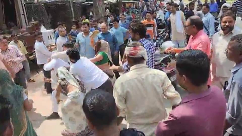 Women beat BJP leader with slippers in middle of road in Firozabad