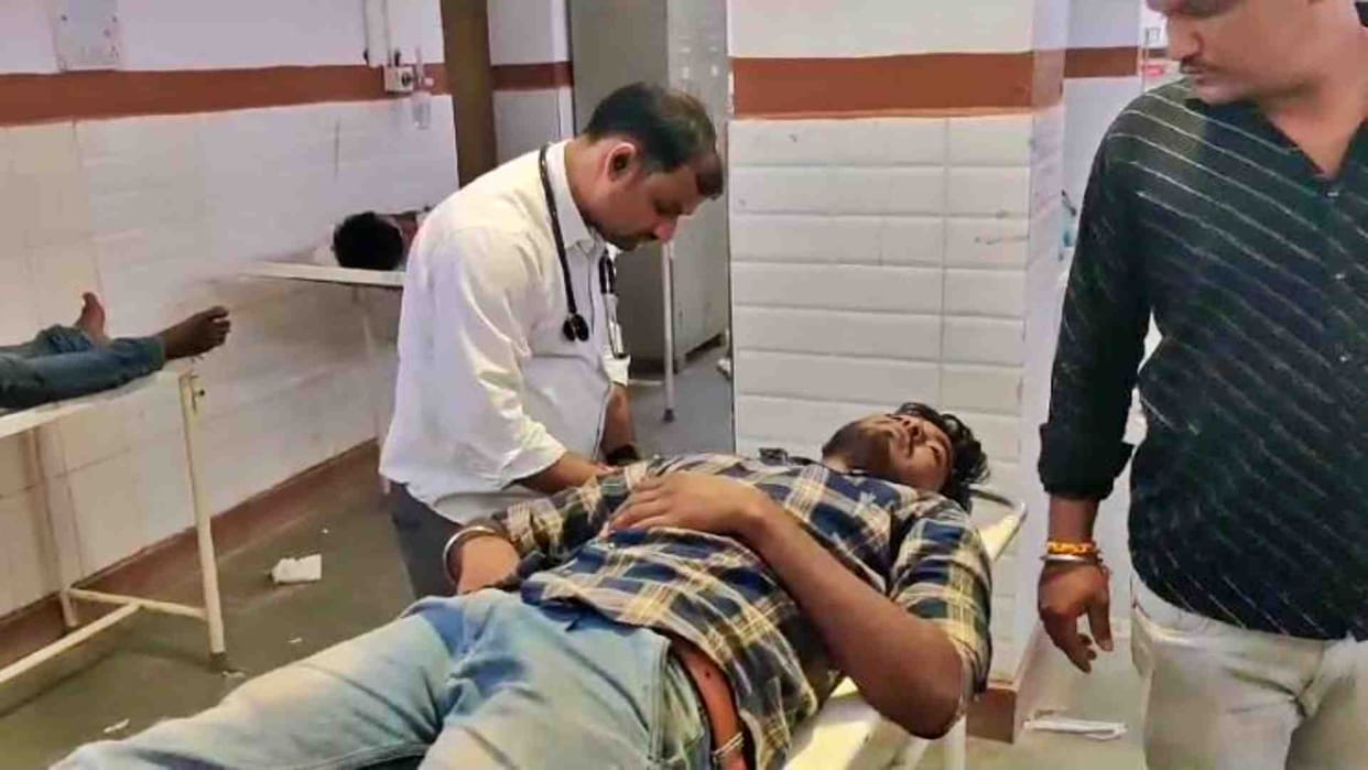 Eight people injured when pickup overturns on Sankara Road in Jaisalmer Pokaran