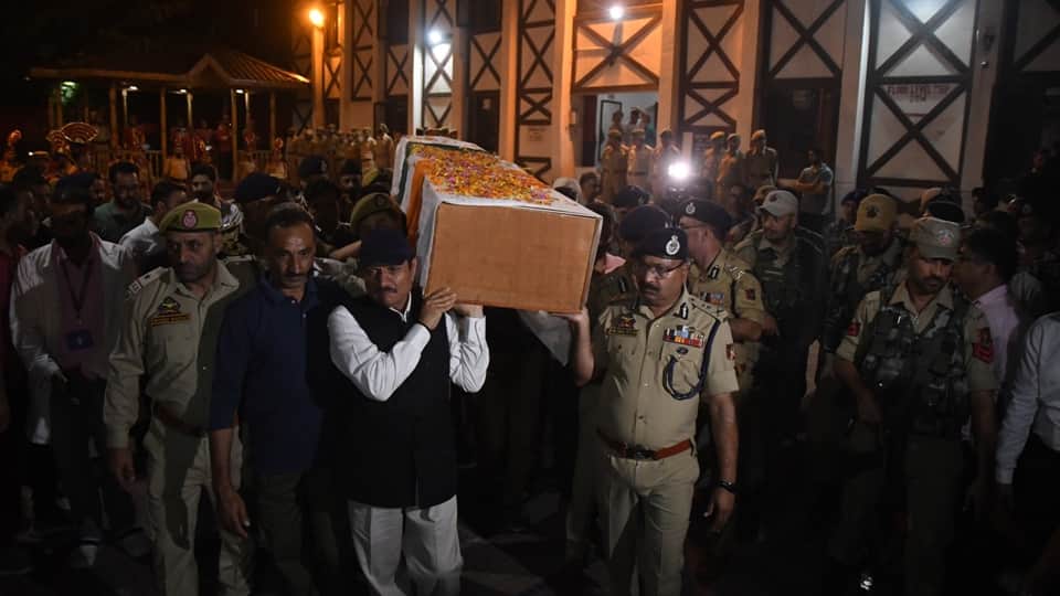 Last rites of J-K DSP Humayun Bhat killed in Anantnag encounter performed in Budgam
