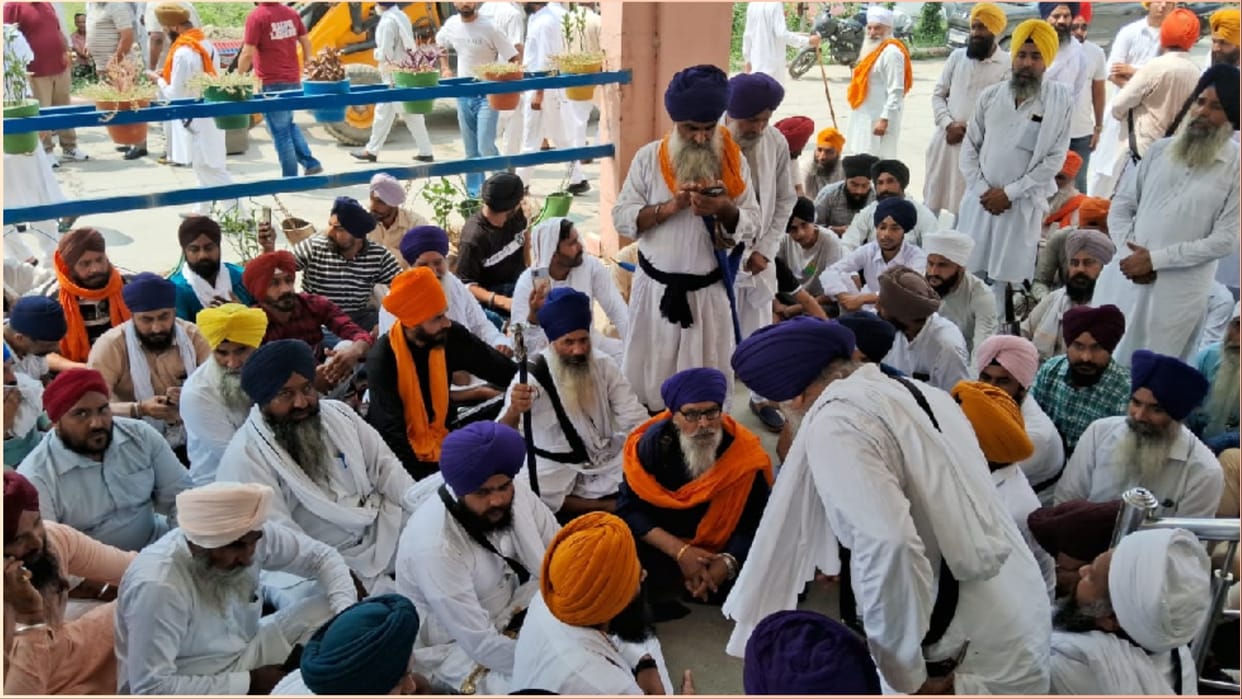Demonstration outside Madhuban police station regarding action in sacrilege case
