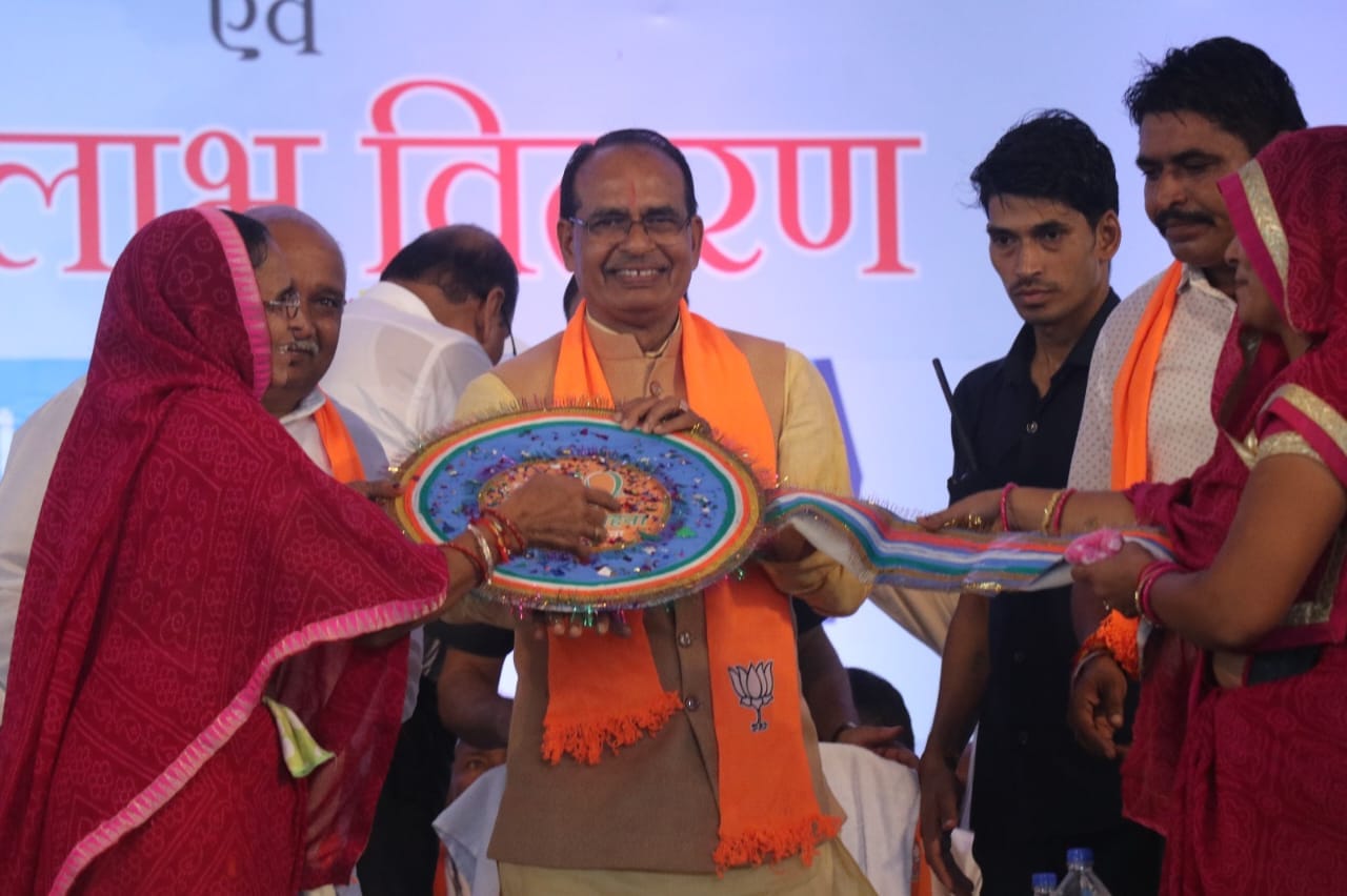 CM Shivraj Singh Chouhan reached Sehore amid heavy rain, gave gift worth crores