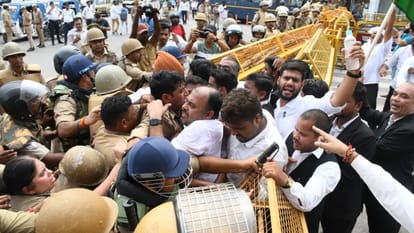 Lawyers protest in Lucknow over Hapud lathicharge issue.