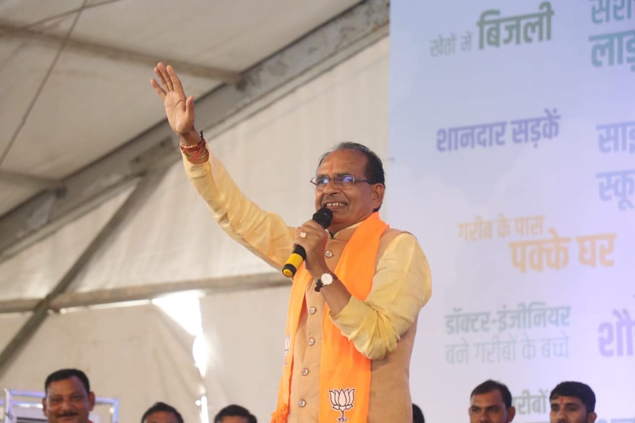 CM Shivraj Singh Chouhan reached Sehore amid heavy rain, gave gift worth crores