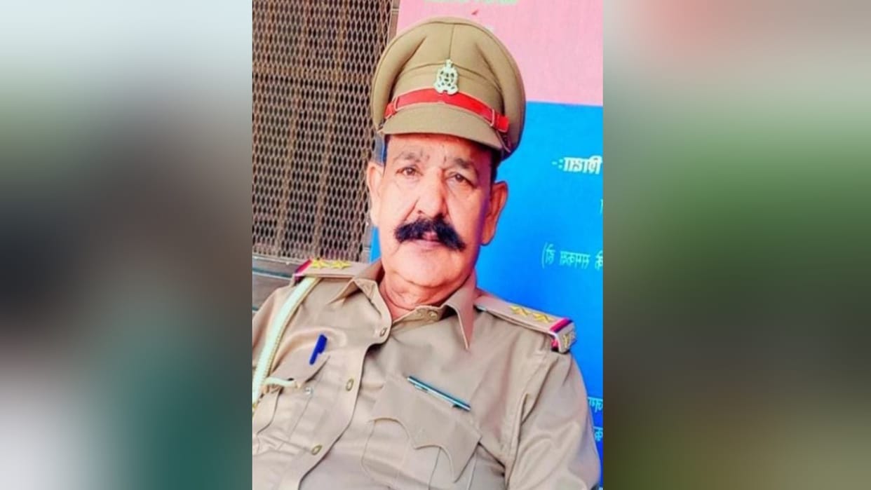 Sub Inspector Ramnarayan Singh has died of a heart attack in Bijnor
