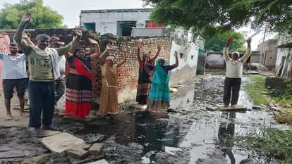 प्रशासन जनप्रतिनिधियों के खिलाफ प्रदर्शन करते ग्रामीण