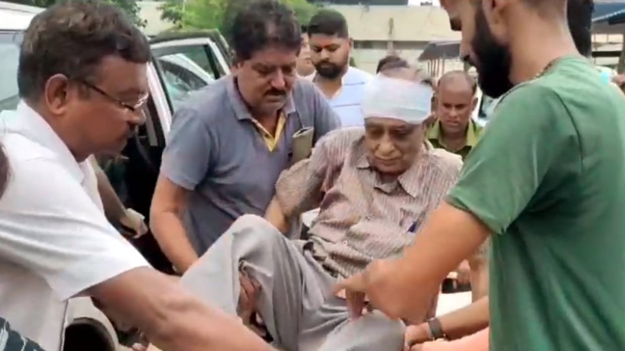 MP News: Two masked men entered the clinic in Rewa and opened fire, the bullet grazed the doctor's head.