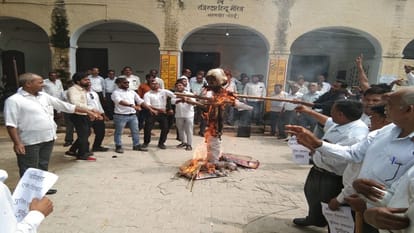 Advocates burnt effigy of UP government in protest against Hapur lathicharge
