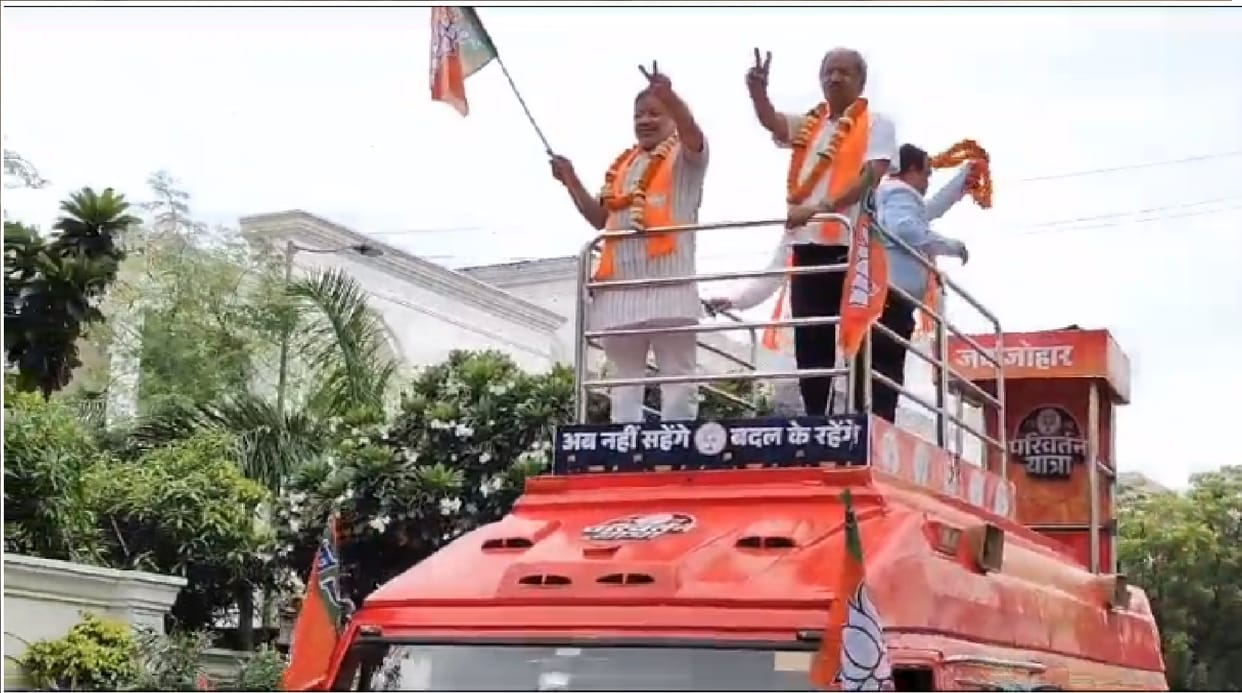 Rath leaves from Raipur for BJP second Parivartan Yatra: Brijmohan shows green flag