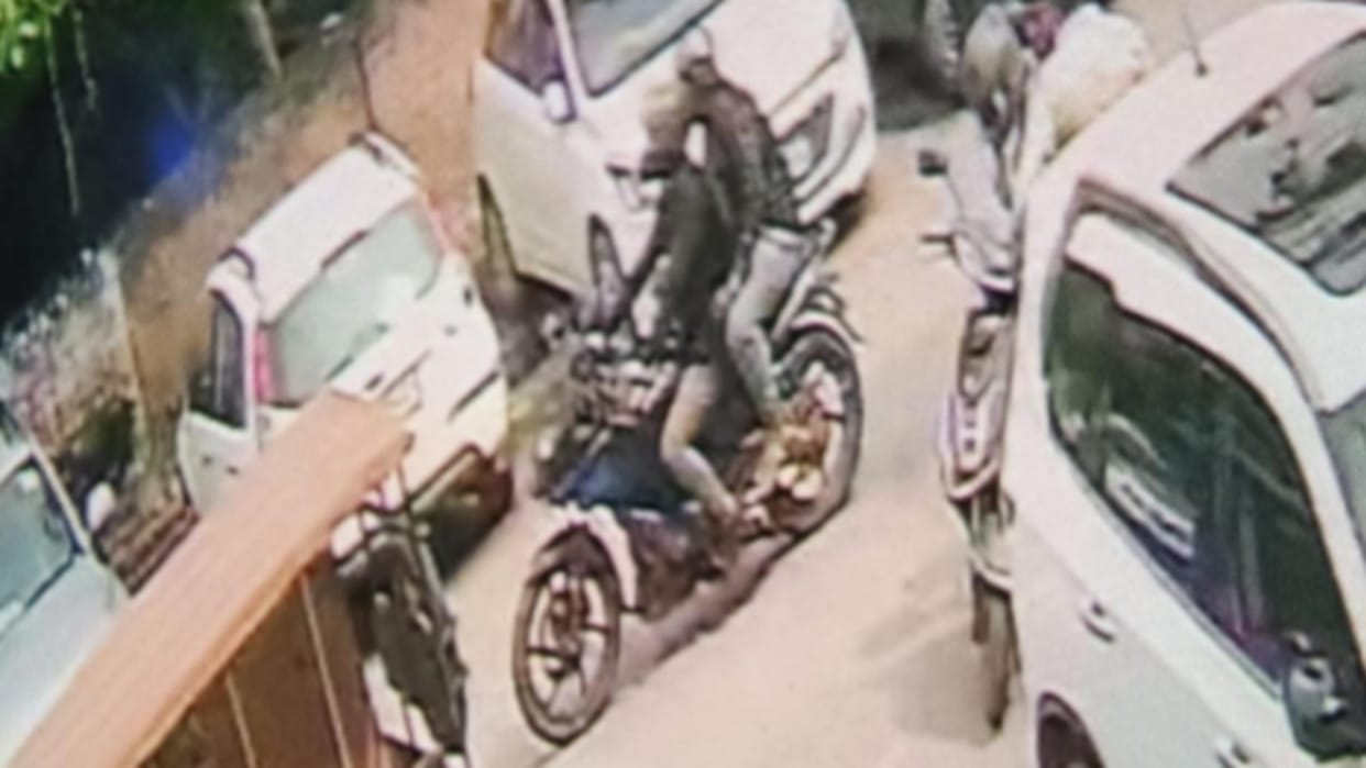 West Bengal number was written on the robbers' bike, seen going towards Dhoomanganj