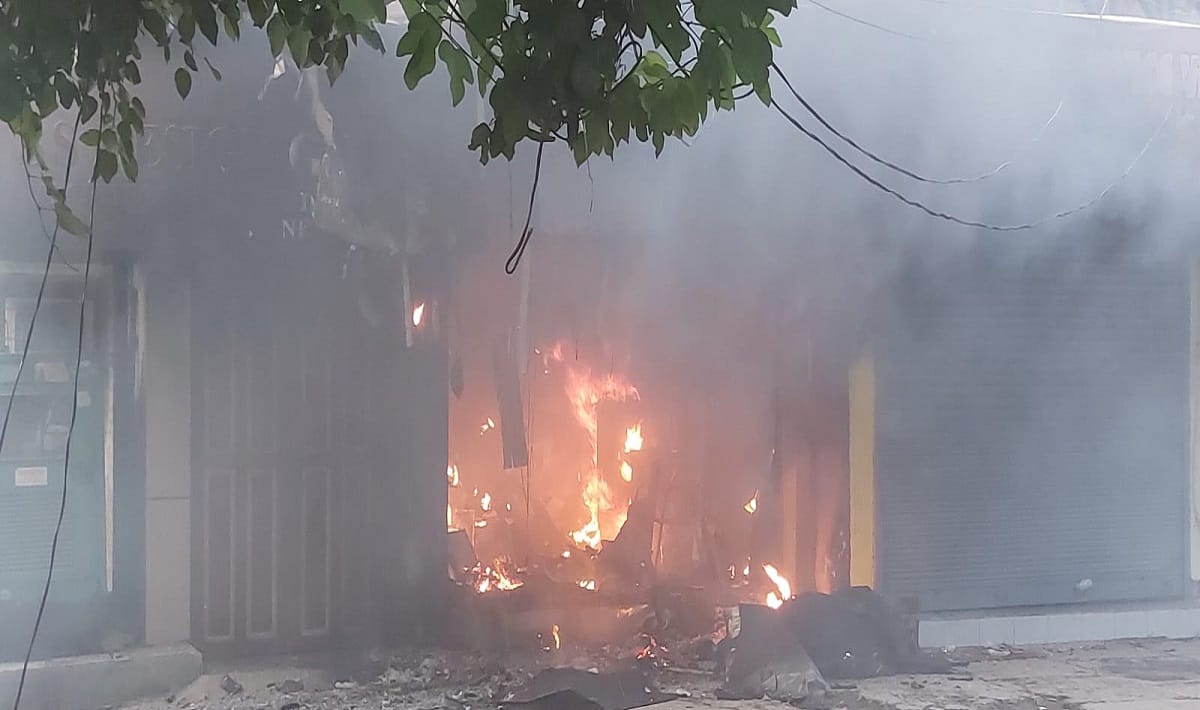 massive fire broke out in pathology center in Nadesar varanasi Fire brigade