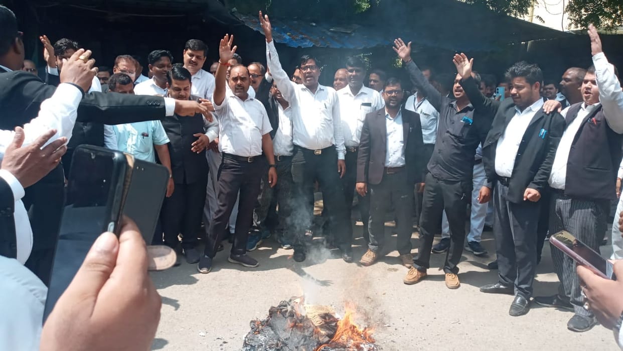Hapur lathicharge kaand There is anger among advocates of Purvanchal effigies burnt at many places,