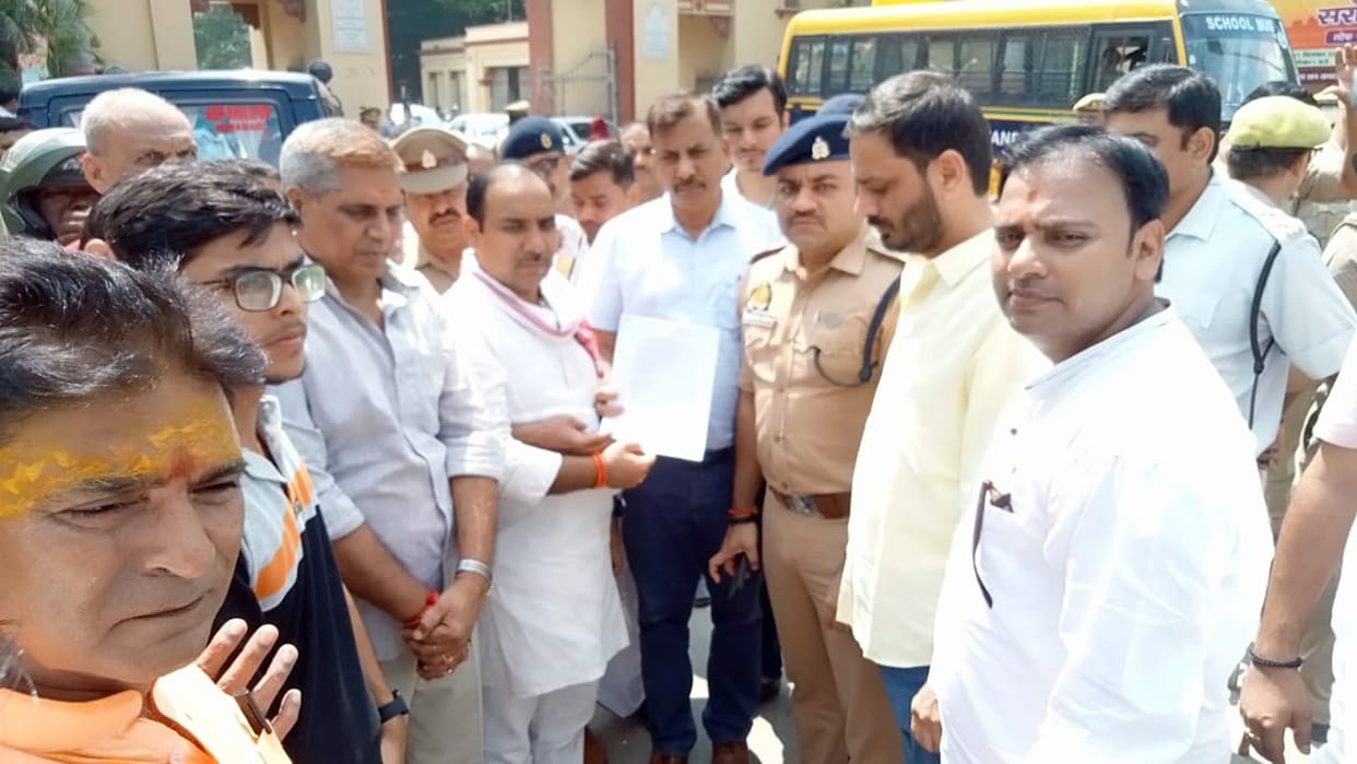 Question on arrangements of BHU hospital and trauma center Congress workers protest
