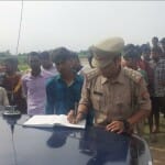 जांच करती पुलिस।