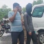 संदिग्ध युवक को गिरफ्तार कर ले जाती पुलिस