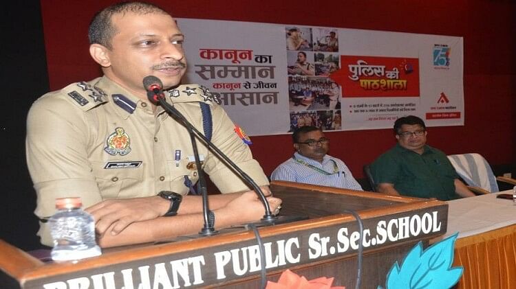 पुलिस की पाठशाला: अलीगढ़ के डीआईजी ने पढ़ाई बच्चों को कानून की ए बी सी डी, साइबर क्राइम के प्रति किया जागरूक