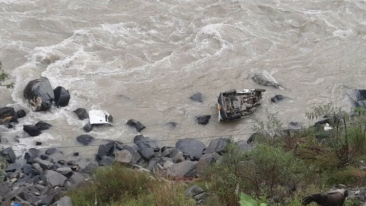 गंगोत्री हाईवे के पास नदी में वाहन गिरने से चार लोगों की मौत
