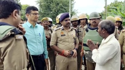 तिहरे हत्याकांड : कातिलों के घर पर बुलडोजर चलवाने पर अड़े, हत्या के बाद गांव में अघोषित कर्फ्यू जैसा माहौल Kaushambi Crime News Daughter, Son-In-Law And Father-In-Law Shot Dead, Family Members Burnt
