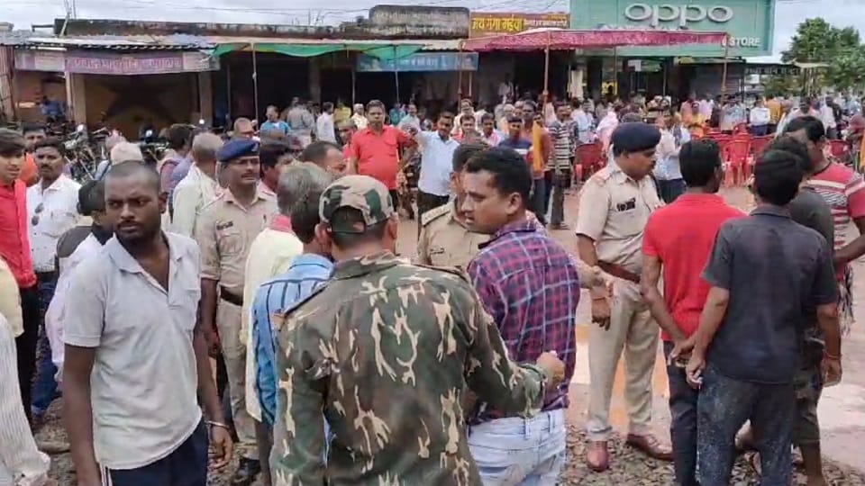 अवैध कब्जे के विरोध में ग्रामीणों का प्रदर्शन