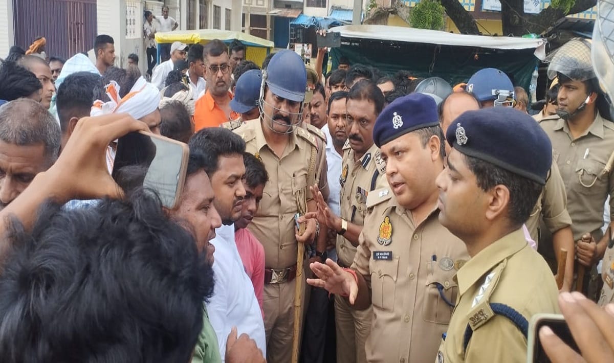 Bloody game between two groups over old rivalry in ballia one dead and two injured in knife attack