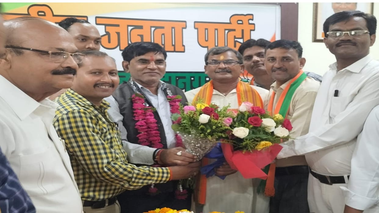BJP workers rejoiced at Rajendra Mishra being made metropolitan president again