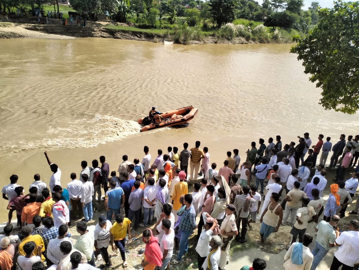 Muzaffarpur Boat Accident: Dead body found on the banks of Bagmati river, NDRF is searching for dead bodies
