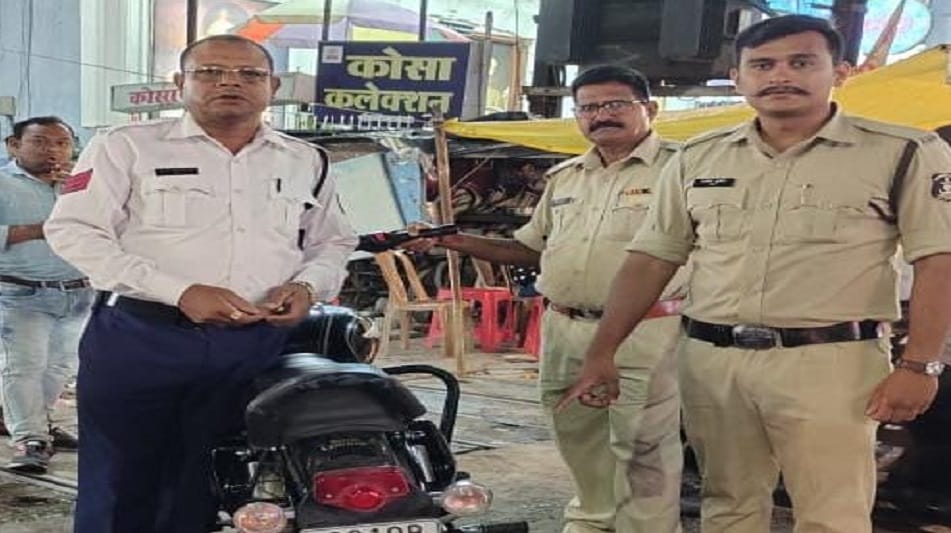 Traffic police took action against those who did not follow traffic rules in Bilaspur