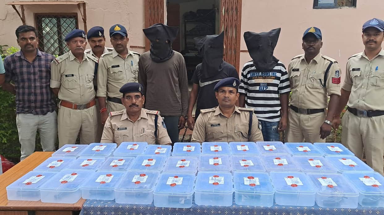 Barwani: Eight country-made pistols along with 22 pistols seized from arms smugglers