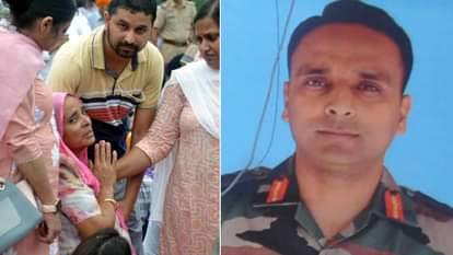 कर्नल मनप्रीत सिंह की फाइल फोटो और हाथ जोड़े मां।