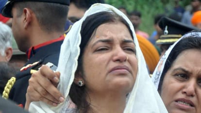 Sister tied Rakhi to Colonel Manpreet Singh during last rites