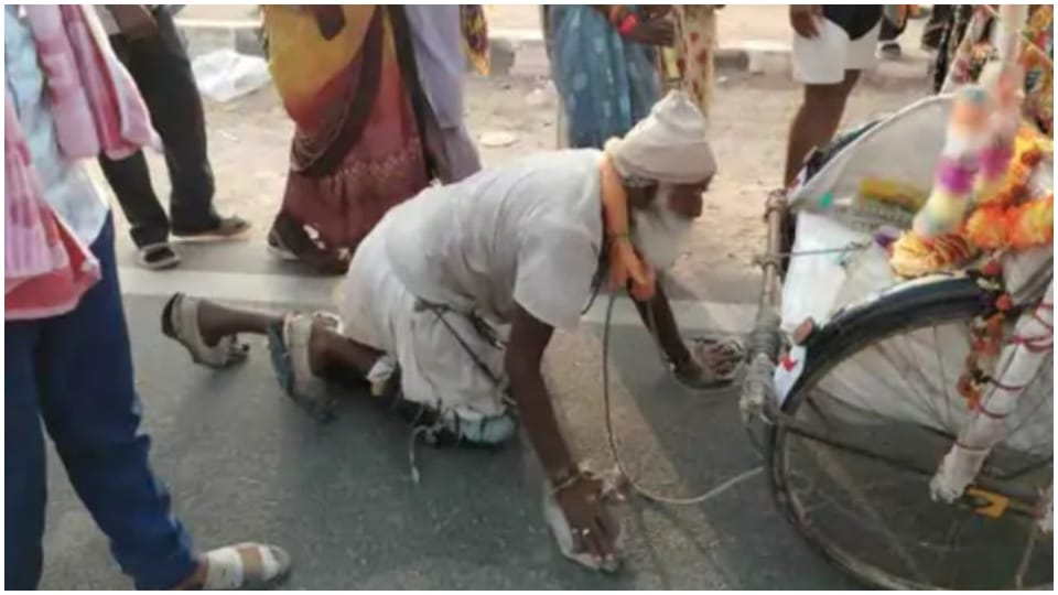 Devotee Sakharam reached Baba Ramdev Samadhi by walking on his knees